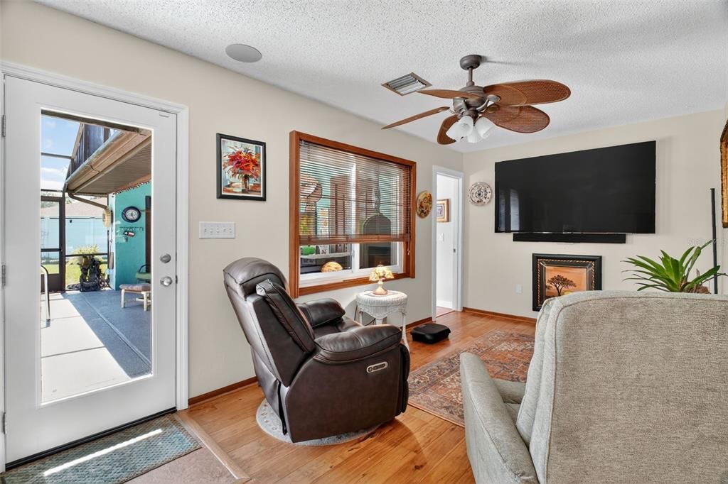 合同活跃: $480,000 (4 贝兹, 3 浴室, 2214 平方英尺)