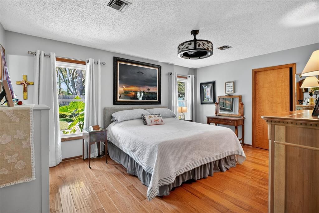 合同活跃: $480,000 (4 贝兹, 3 浴室, 2214 平方英尺)