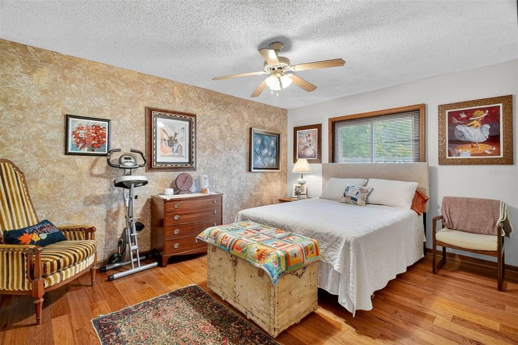 合同活跃: $480,000 (4 贝兹, 3 浴室, 2214 平方英尺)