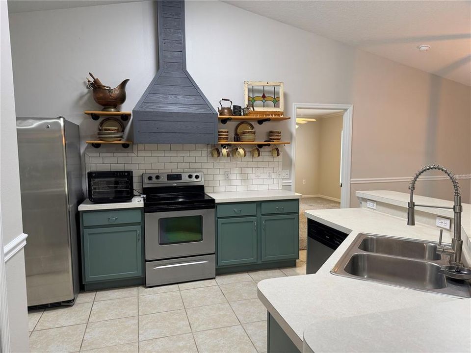 合同活跃: $299,999 (3 贝兹, 2 浴室, 1614 平方英尺)