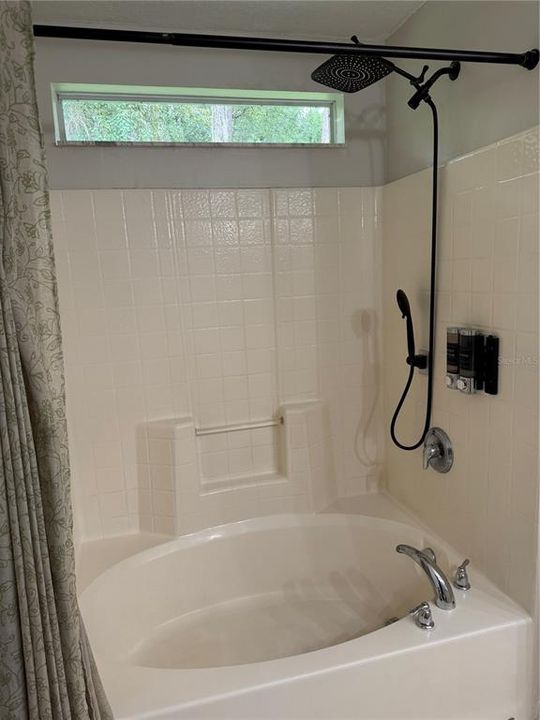 合同活跃: $299,999 (3 贝兹, 2 浴室, 1614 平方英尺)