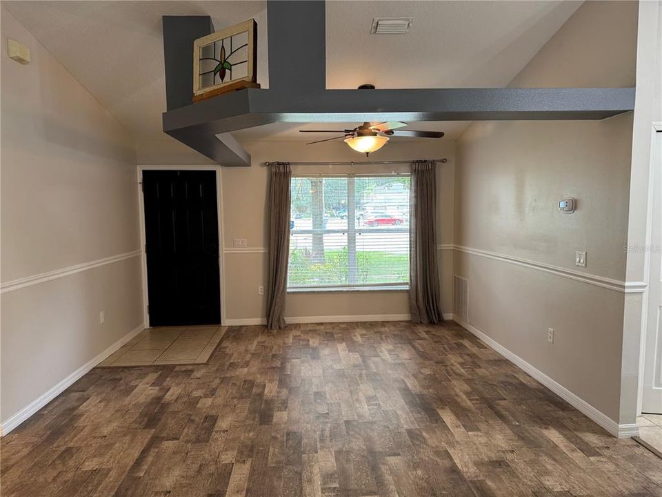 合同活跃: $299,999 (3 贝兹, 2 浴室, 1614 平方英尺)