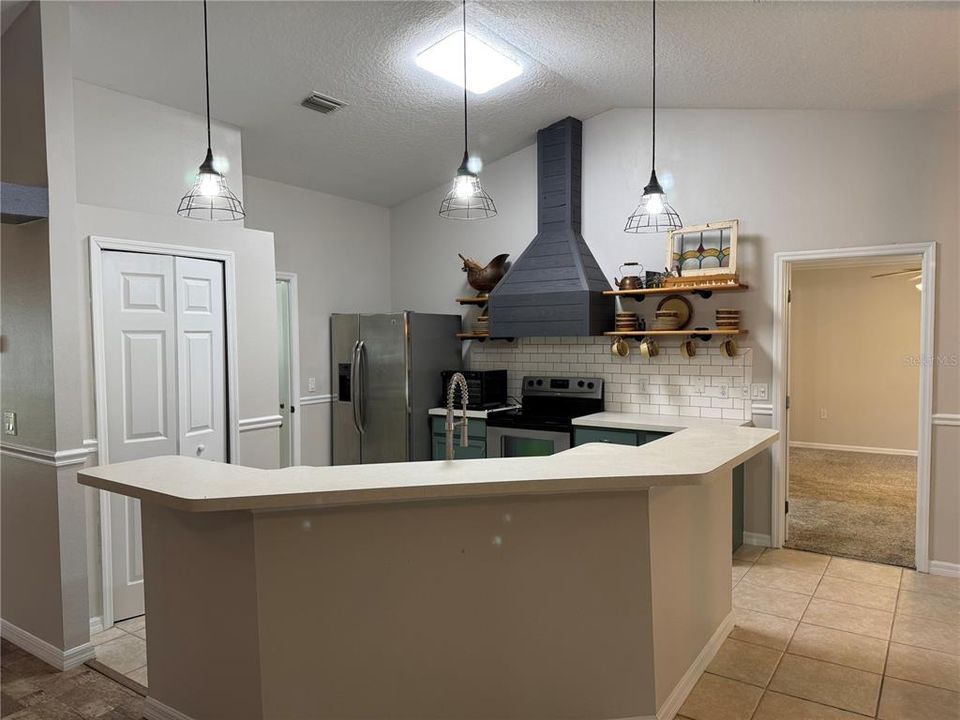 合同活跃: $299,999 (3 贝兹, 2 浴室, 1614 平方英尺)