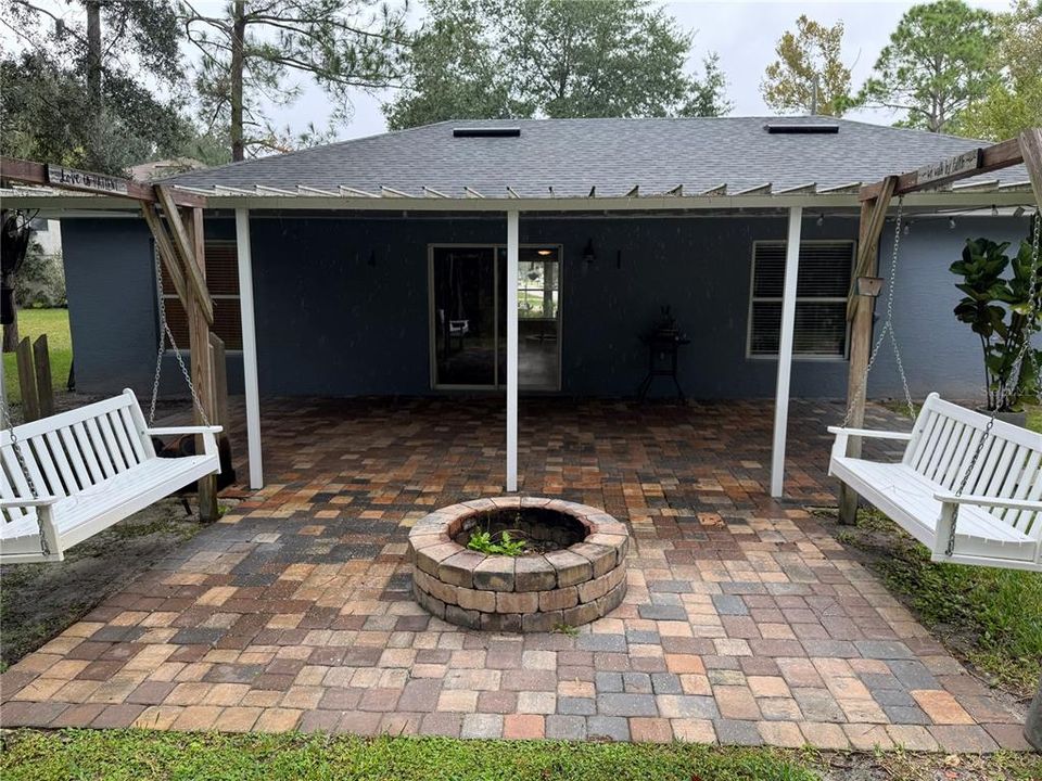 合同活跃: $299,999 (3 贝兹, 2 浴室, 1614 平方英尺)