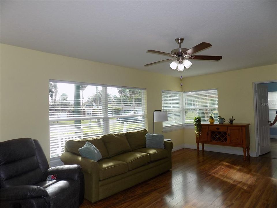 Active With Contract: $239,900 (2 beds, 2 baths, 1388 Square Feet)