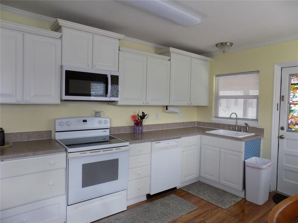 Active With Contract: $239,900 (2 beds, 2 baths, 1388 Square Feet)