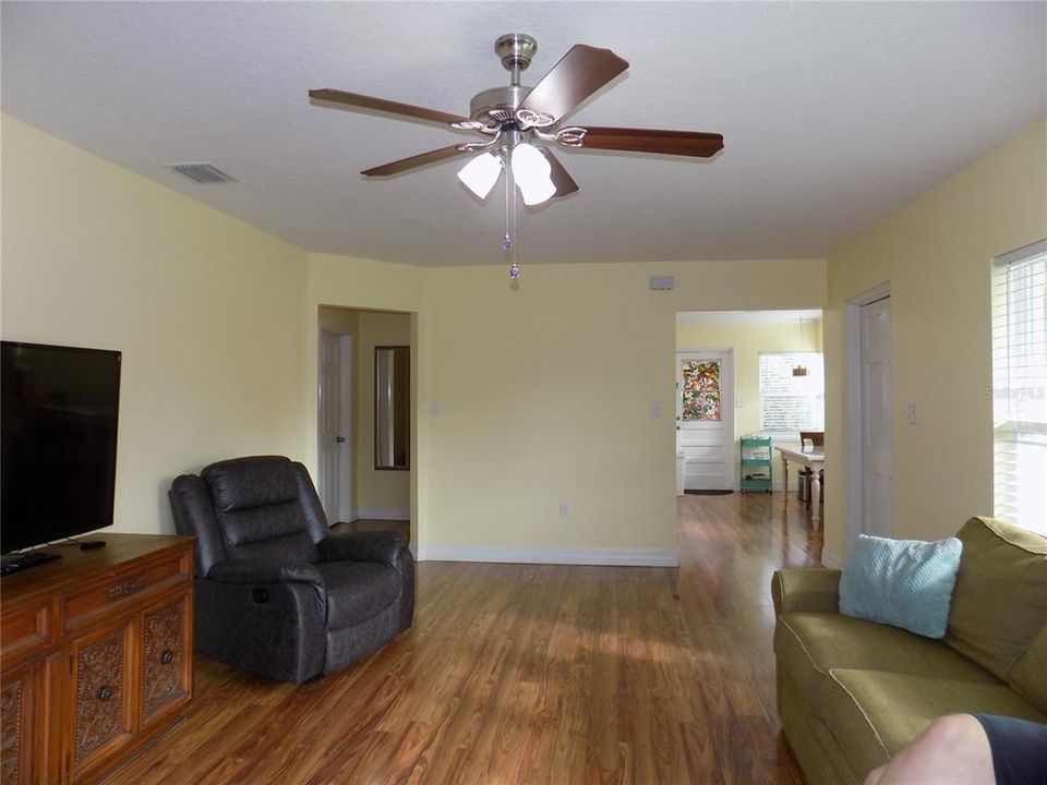 Active With Contract: $239,900 (2 beds, 2 baths, 1388 Square Feet)