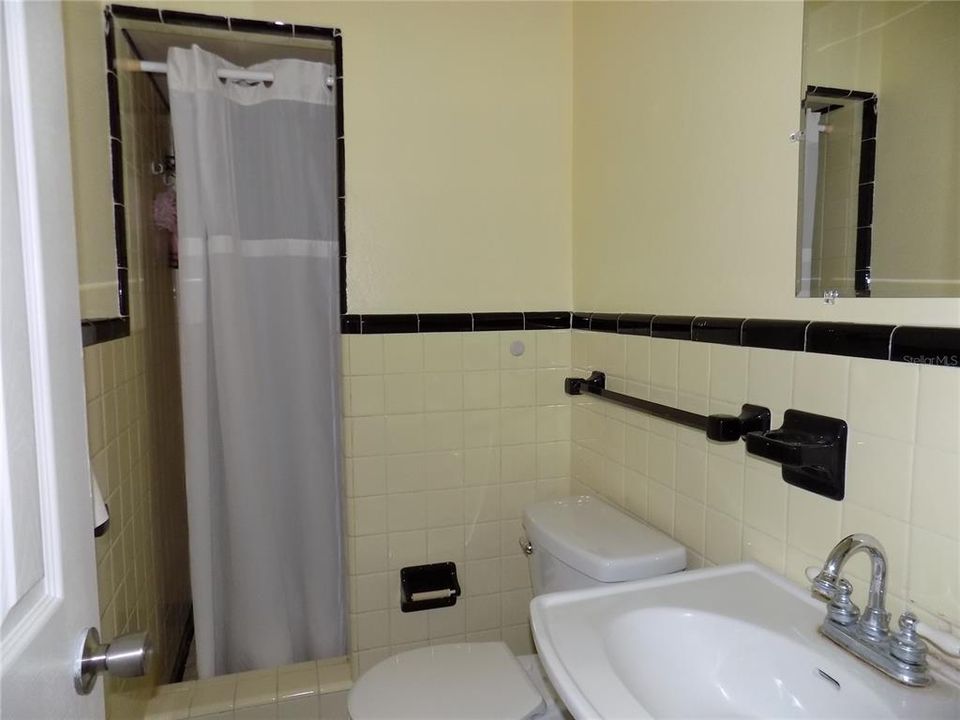 Active With Contract: $239,900 (2 beds, 2 baths, 1388 Square Feet)