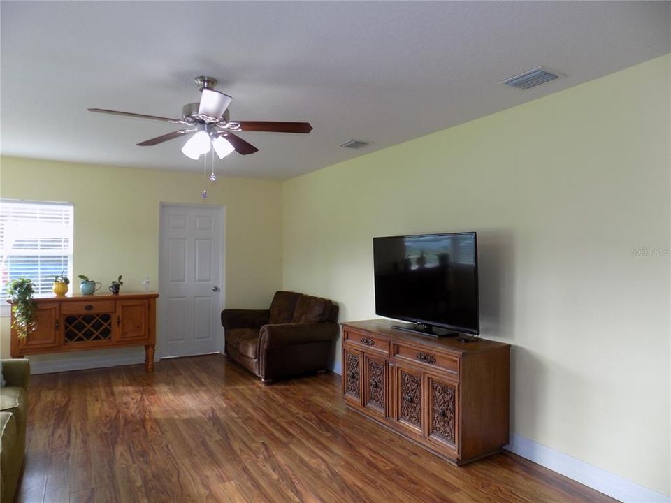 Active With Contract: $239,900 (2 beds, 2 baths, 1388 Square Feet)