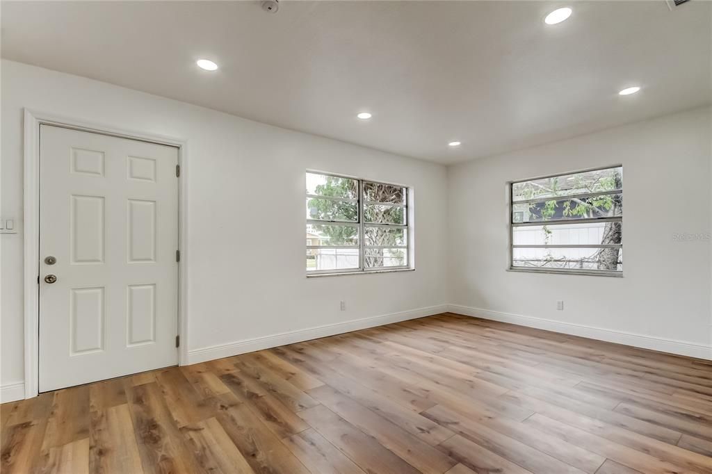 Activo con contrato: $299,000 (4 camas, 2 baños, 1178 Pies cuadrados)