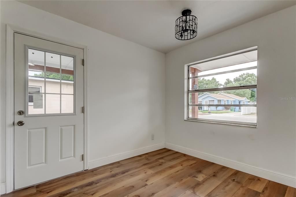 Activo con contrato: $299,000 (4 camas, 2 baños, 1178 Pies cuadrados)