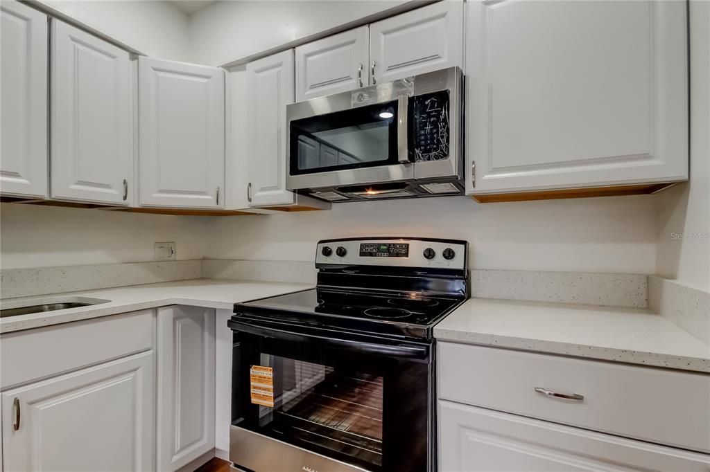 Activo con contrato: $299,000 (4 camas, 2 baños, 1178 Pies cuadrados)