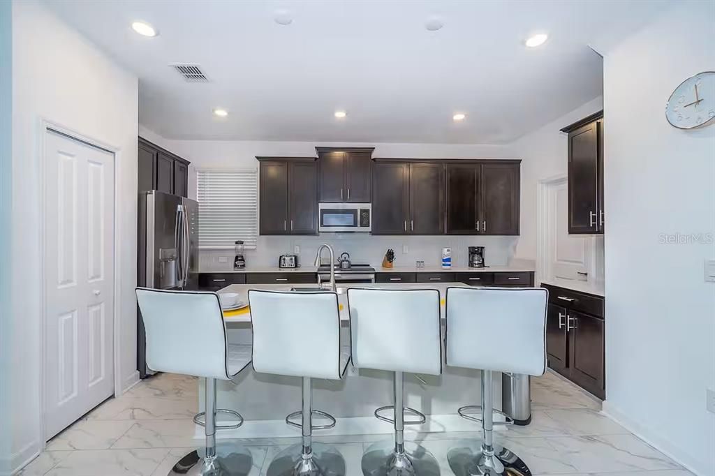 待售: $720,000 (5 贝兹, 5 浴室, 2996 平方英尺)