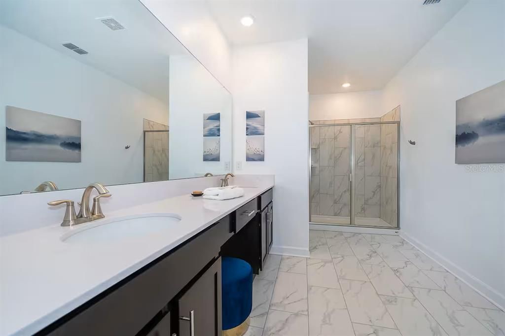 待售: $720,000 (5 贝兹, 5 浴室, 2996 平方英尺)