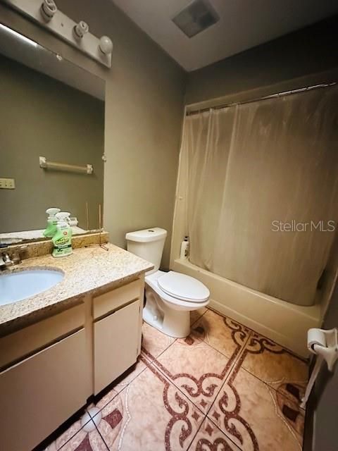 合同活跃: $245,000 (3 贝兹, 2 浴室, 1375 平方英尺)