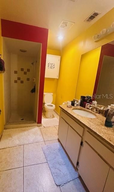 合同活跃: $245,000 (3 贝兹, 2 浴室, 1375 平方英尺)