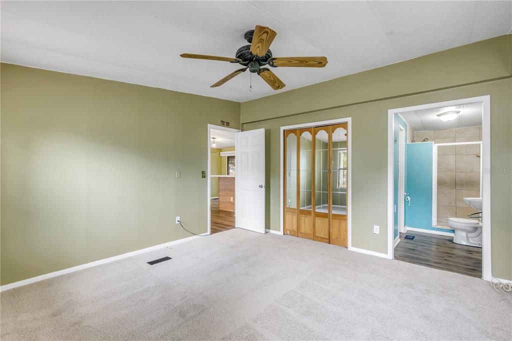 Под контрактом: $199,000 (3 спален, 2 ванн, 1144 Квадратных фут)