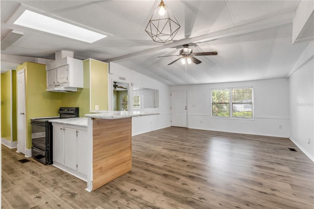 Под контрактом: $199,000 (3 спален, 2 ванн, 1144 Квадратных фут)