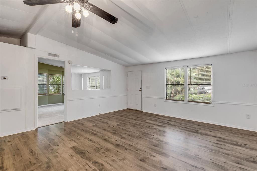 Под контрактом: $199,000 (3 спален, 2 ванн, 1144 Квадратных фут)