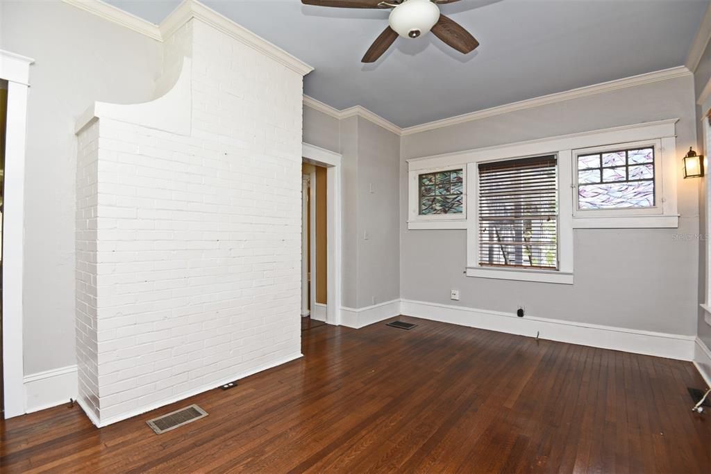 Activo con contrato: $2,875 (3 camas, 2 baños, 2600 Pies cuadrados)