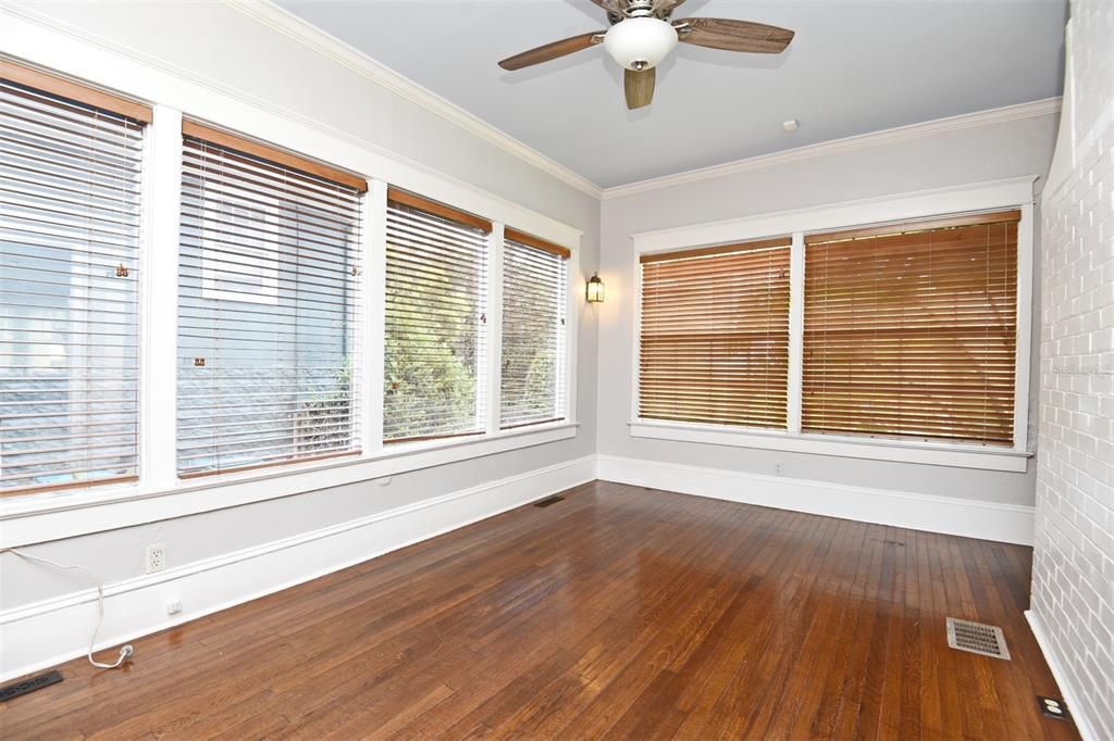 Activo con contrato: $2,875 (3 camas, 2 baños, 2600 Pies cuadrados)