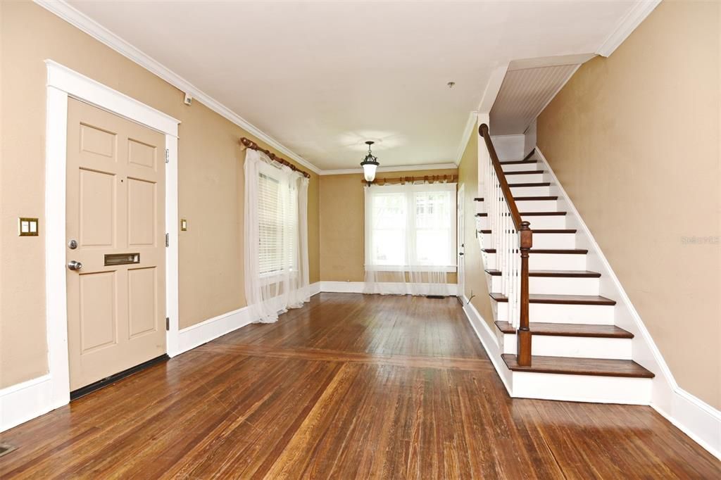 Activo con contrato: $2,875 (3 camas, 2 baños, 2600 Pies cuadrados)