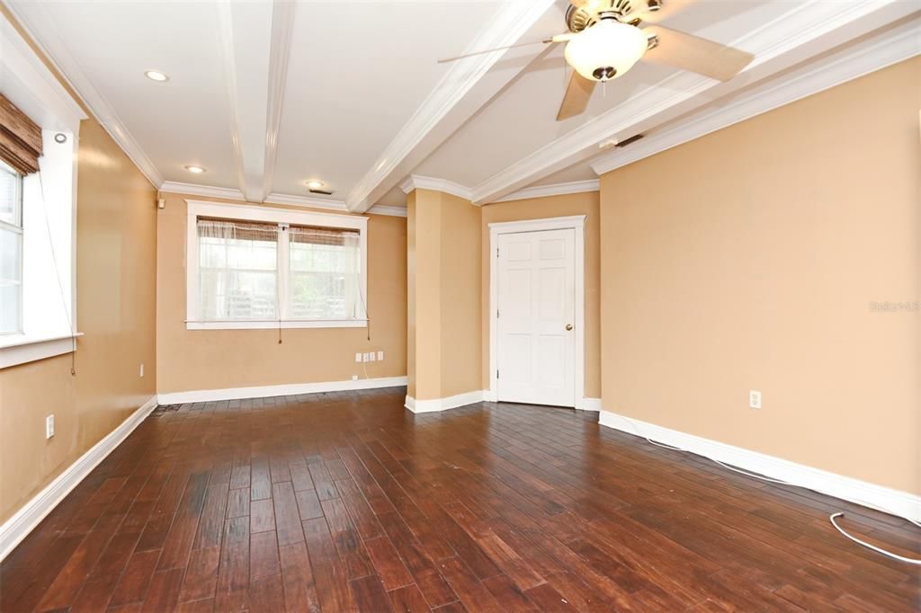 Activo con contrato: $2,875 (3 camas, 2 baños, 2600 Pies cuadrados)