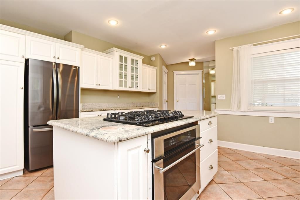 Activo con contrato: $2,875 (3 camas, 2 baños, 2600 Pies cuadrados)