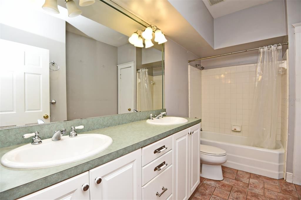 Activo con contrato: $2,875 (3 camas, 2 baños, 2600 Pies cuadrados)