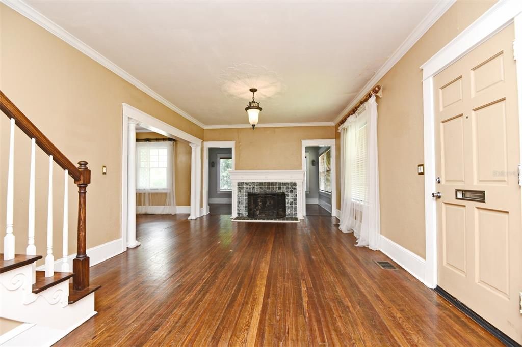 Activo con contrato: $2,875 (3 camas, 2 baños, 2600 Pies cuadrados)