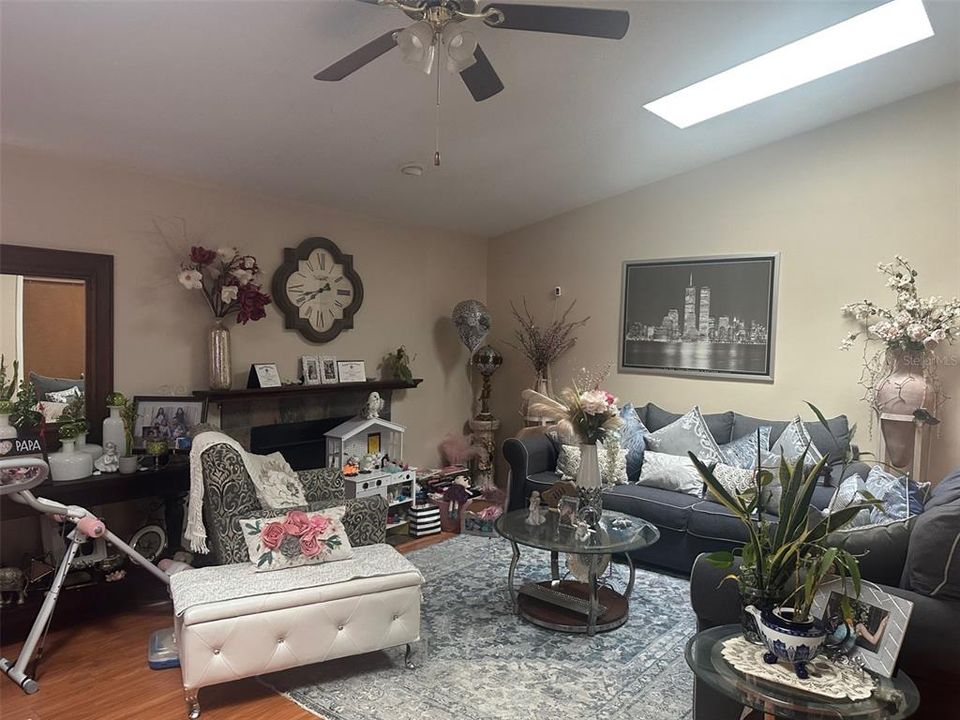 Activo con contrato: $395,000 (3 camas, 2 baños, 1621 Pies cuadrados)