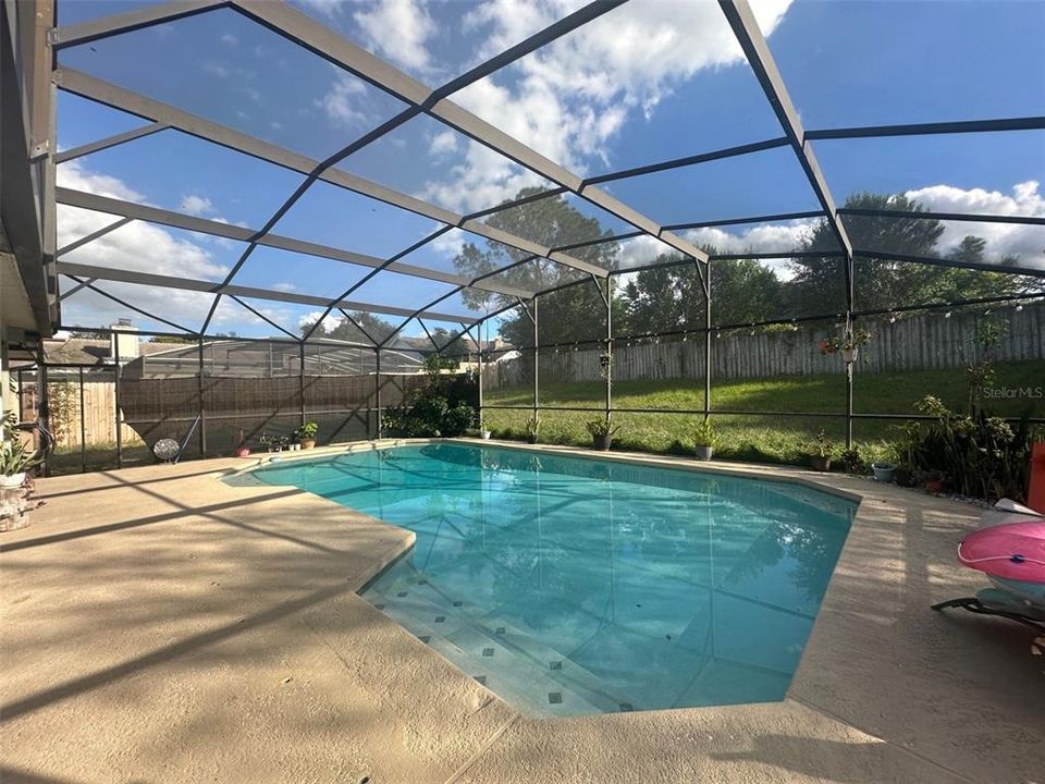 Activo con contrato: $395,000 (3 camas, 2 baños, 1621 Pies cuadrados)