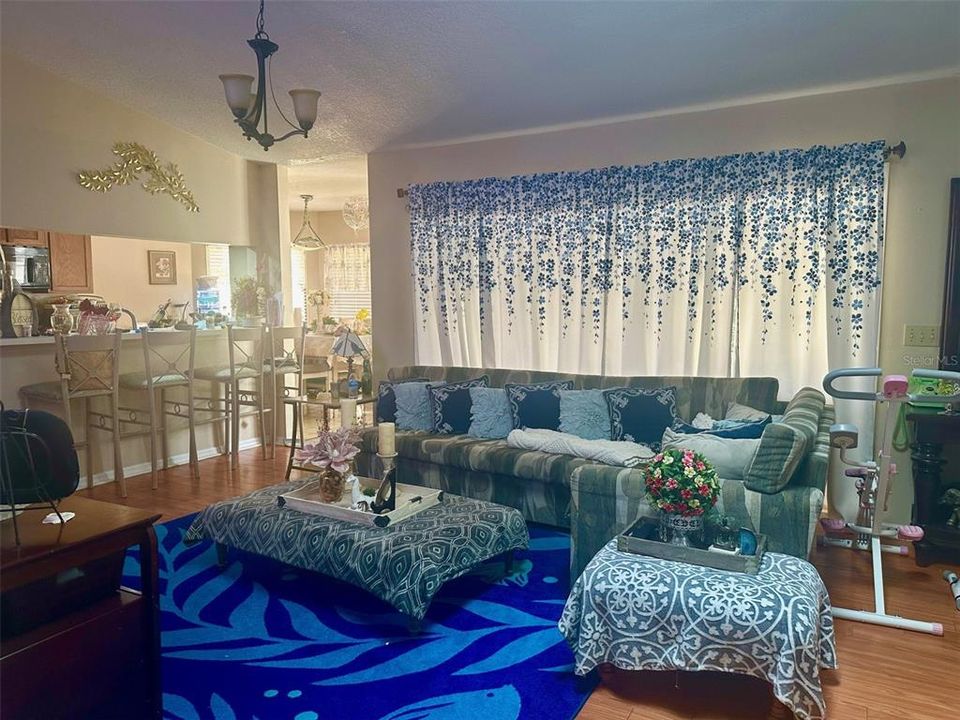 Activo con contrato: $395,000 (3 camas, 2 baños, 1621 Pies cuadrados)