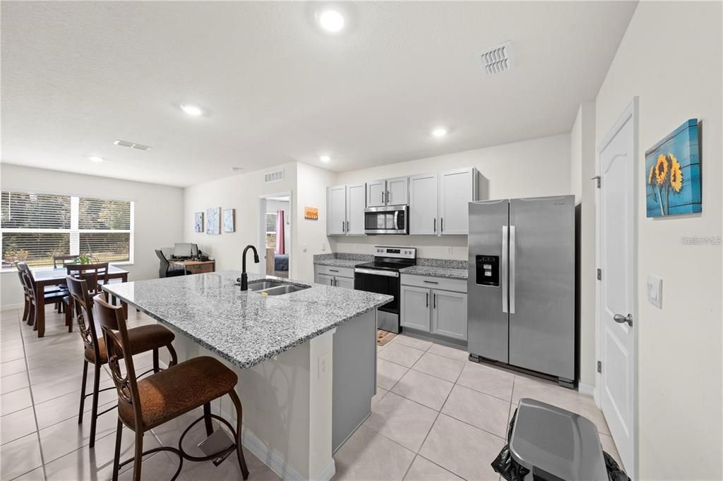 На продажу: $339,900 (3 спален, 2 ванн, 1672 Квадратных фут)