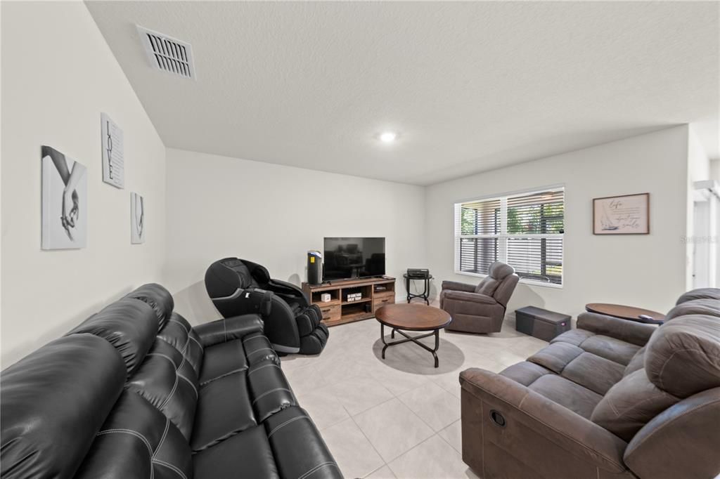 На продажу: $339,900 (3 спален, 2 ванн, 1672 Квадратных фут)