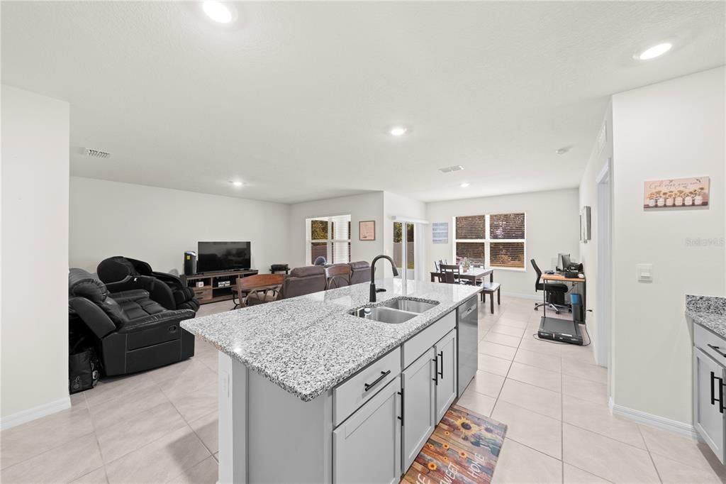 На продажу: $339,900 (3 спален, 2 ванн, 1672 Квадратных фут)