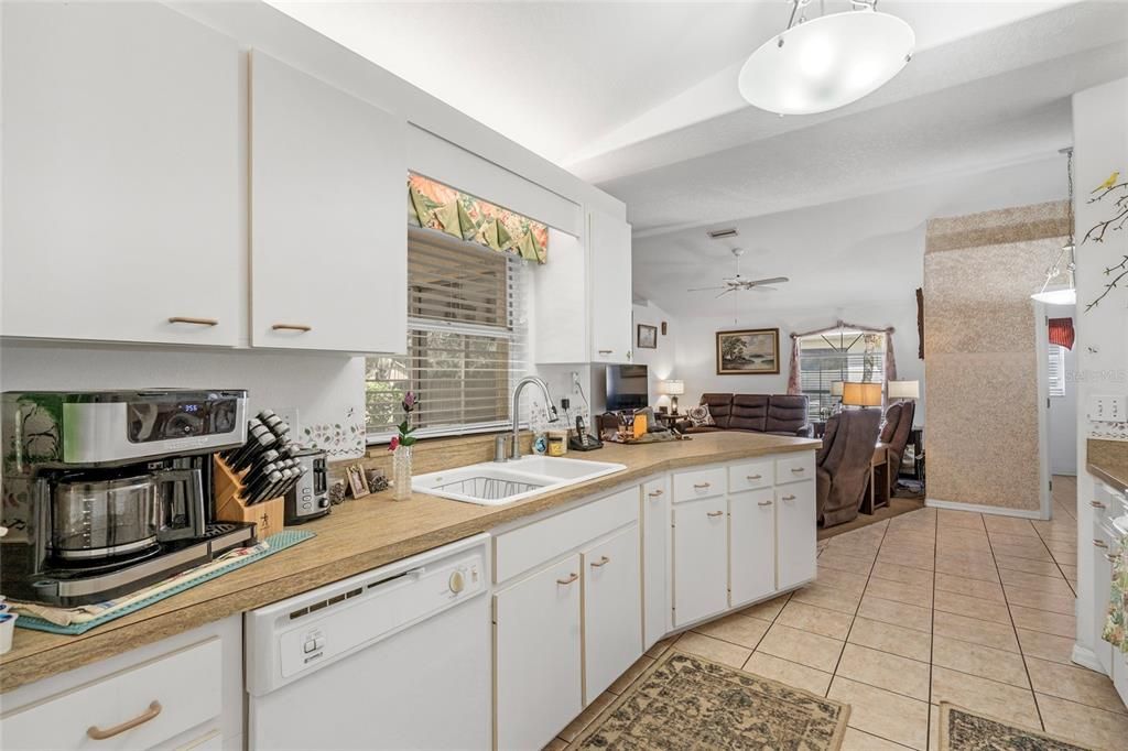 Под контрактом: $370,000 (3 спален, 2 ванн, 1832 Квадратных фут)