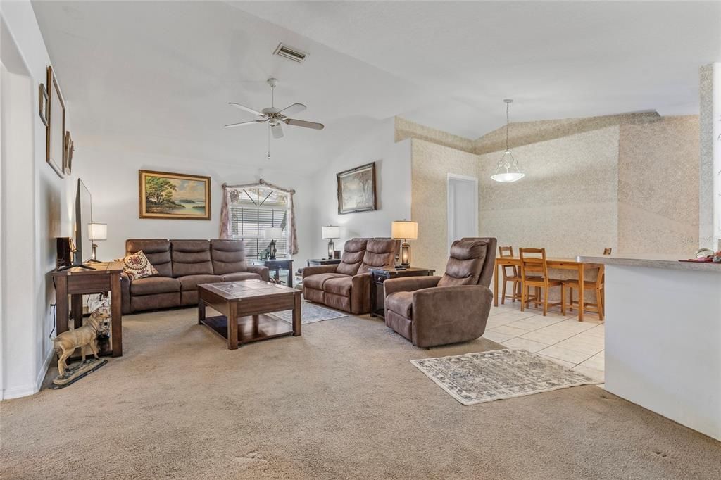 Под контрактом: $370,000 (3 спален, 2 ванн, 1832 Квадратных фут)