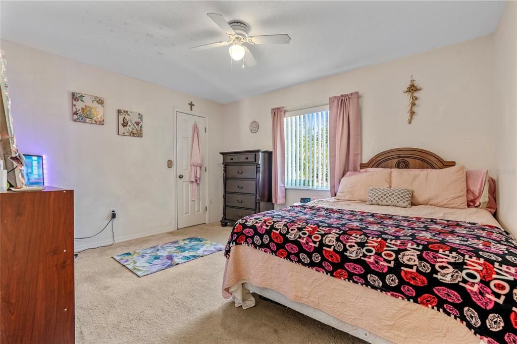 Под контрактом: $370,000 (3 спален, 2 ванн, 1832 Квадратных фут)