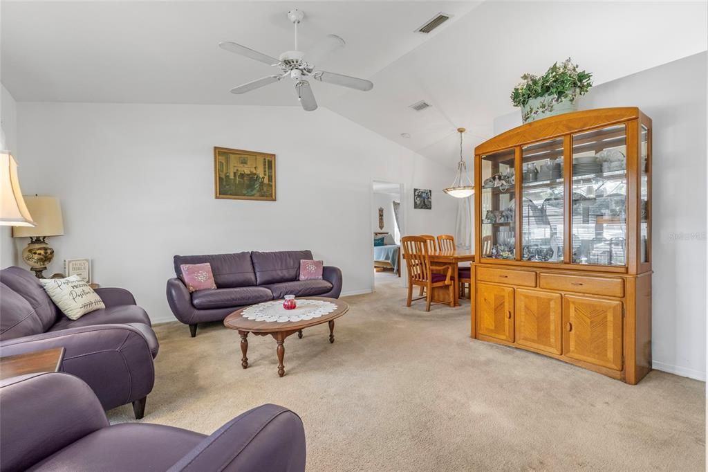 Под контрактом: $370,000 (3 спален, 2 ванн, 1832 Квадратных фут)