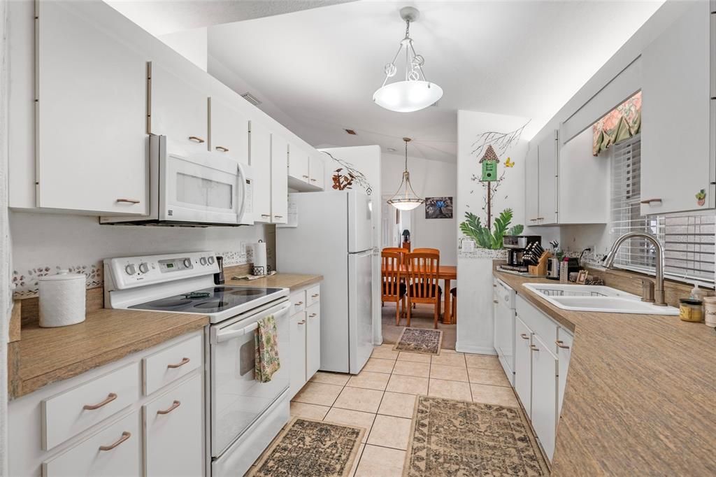 Под контрактом: $370,000 (3 спален, 2 ванн, 1832 Квадратных фут)