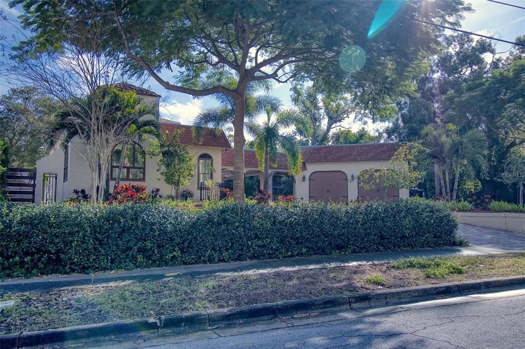 For Sale: $1,300,000 (3 beds, 2 baths, 1654 Square Feet)