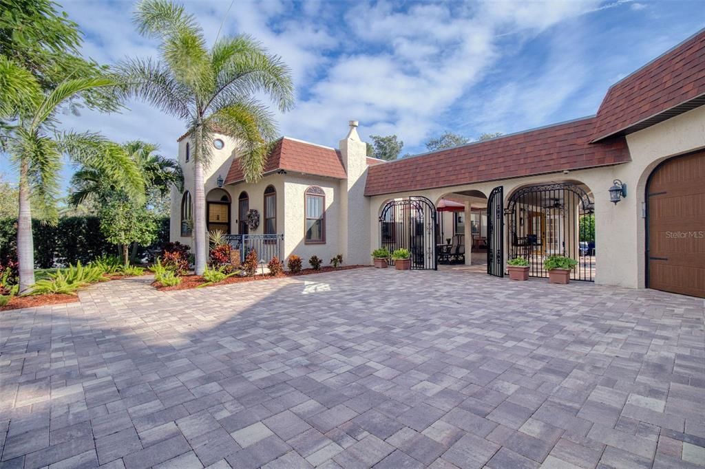 For Sale: $1,300,000 (3 beds, 2 baths, 1654 Square Feet)