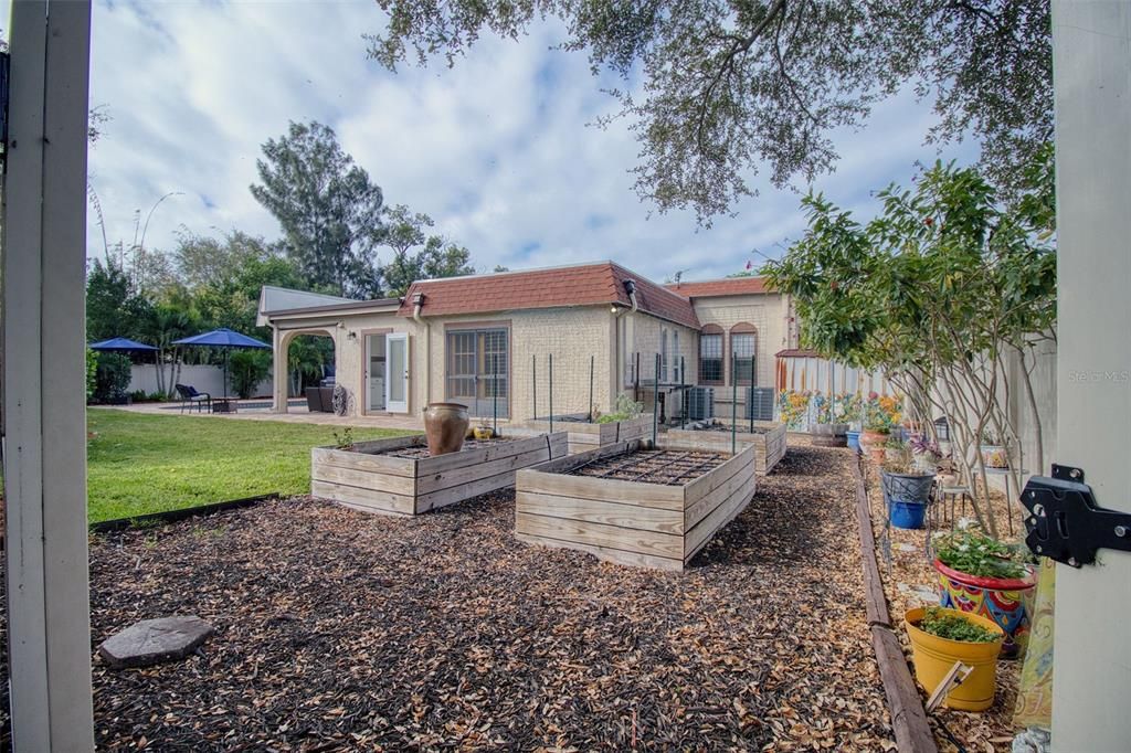 For Sale: $1,300,000 (3 beds, 2 baths, 1654 Square Feet)