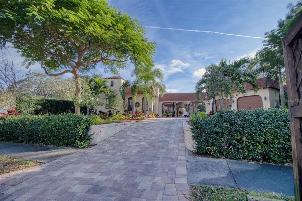 For Sale: $1,300,000 (3 beds, 2 baths, 1654 Square Feet)