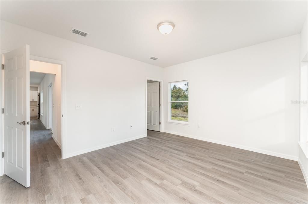 Active With Contract: $280,000 (3 beds, 2 baths, 1662 Square Feet)
