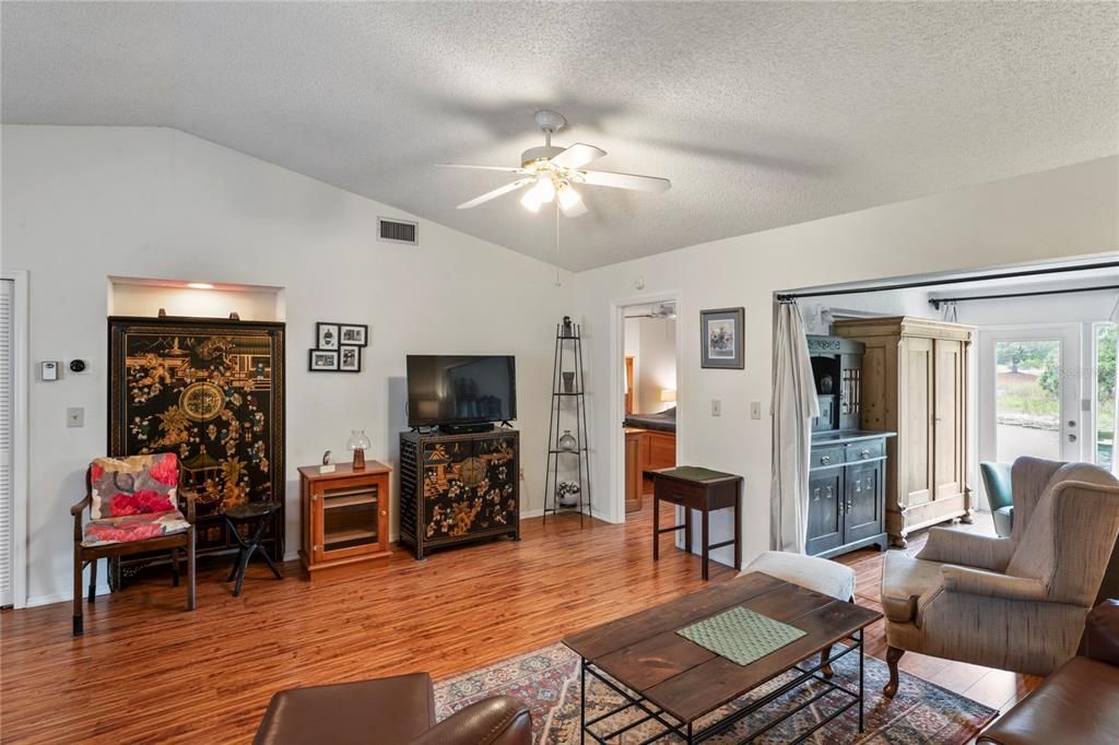 待售: $189,900 (2 贝兹, 2 浴室, 1499 平方英尺)