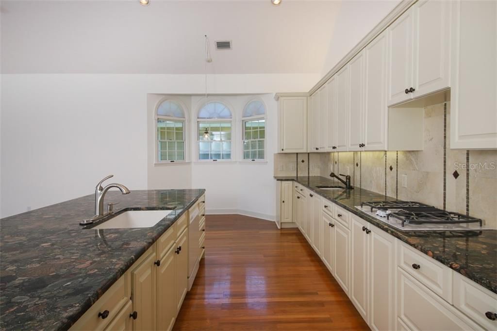 For Rent: $10,500 (5 beds, 3 baths, 4339 Square Feet)