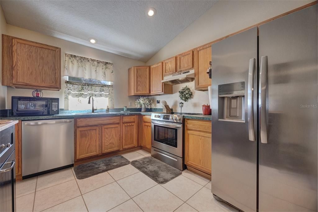 For Sale: $284,000 (3 beds, 2 baths, 1284 Square Feet)