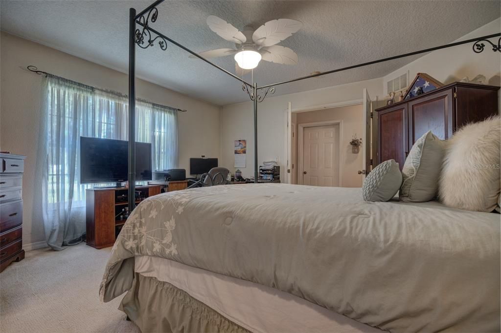 For Sale: $284,000 (3 beds, 2 baths, 1284 Square Feet)